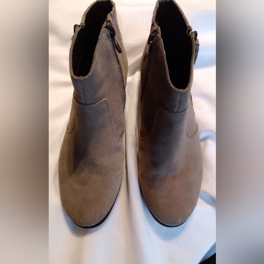 Easy Spirit Suede Leather Booties (10W)